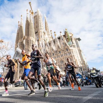 Participants en la Marató de Barcelona delante de la Sagrada Família. © Marató de Barcelona