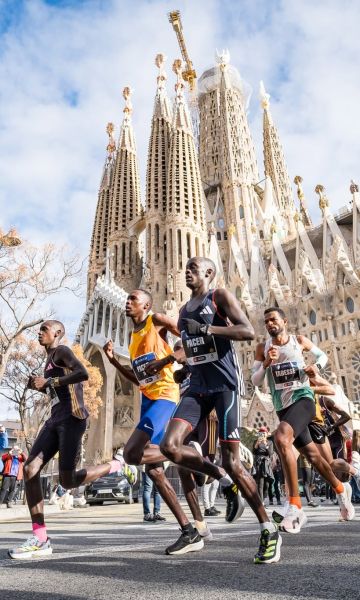 Participants en la Marató de Barcelona delante de la Sagrada Família. © Marató de Barcelona