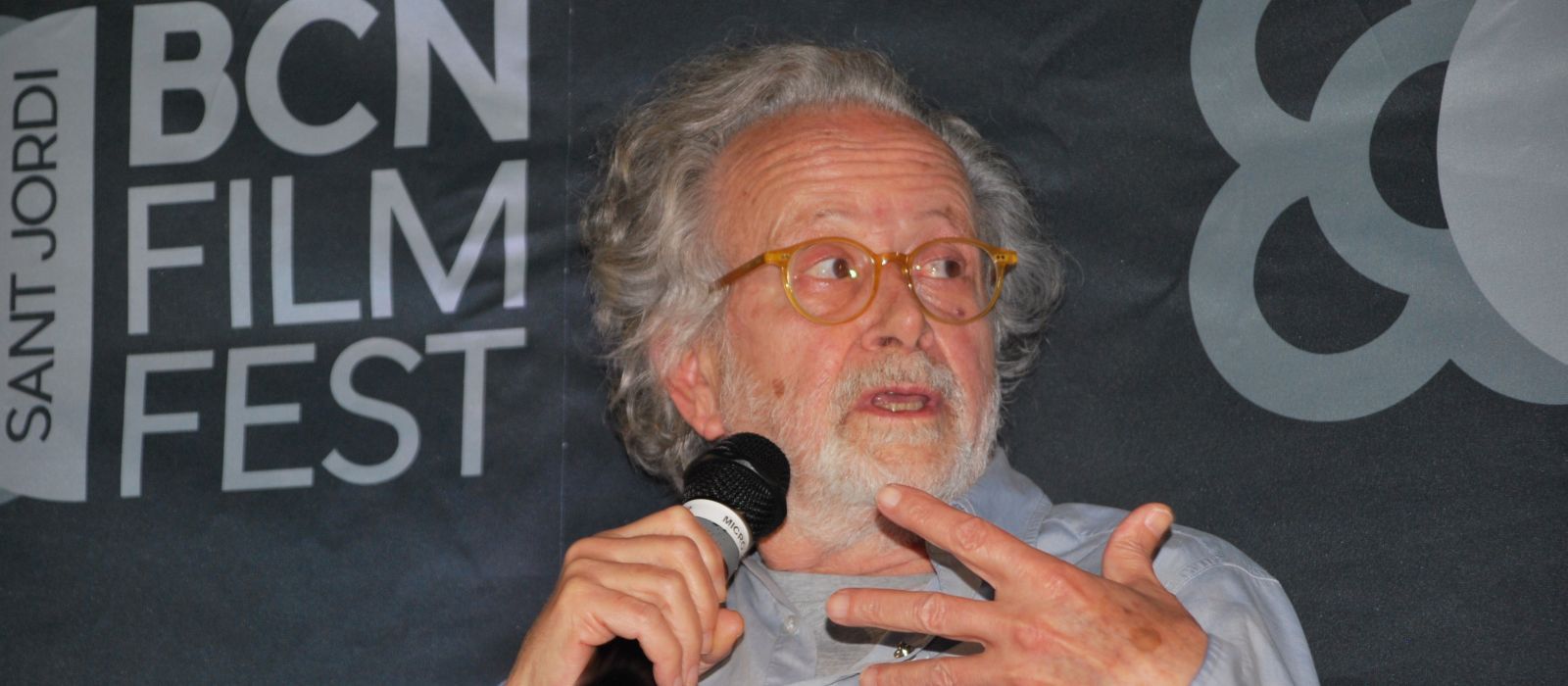 Fernando Colomo, en el centro, acompañado por los actores de Poliamor para principiantes