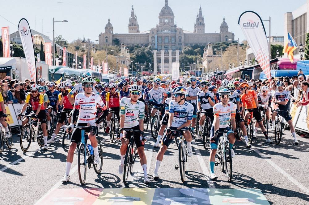 Volta Ciclista con el MNAC de fondo. Volta Ciclista con el MNAC de fondo.