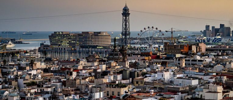 La torre de Jaume I, junto al World Trade Center, vista desde el terrado del edificio de CCOO en Via Laietana. ©Laura Guerrero