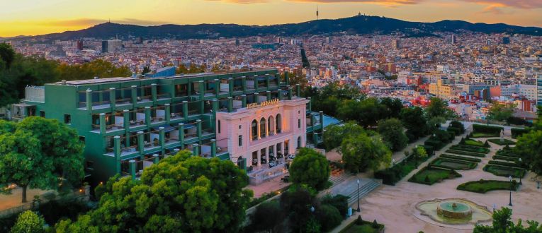 Barcelona al atardecer con el Miramar en primer plano. (Estudio OTB)