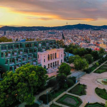 Barcelona al atardecer con el Miramar en primer plano. (Estudio OTB)