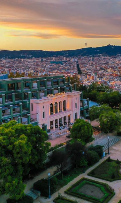 Barcelona al atardecer con el Miramar en primer plano. (Estudio OTB)