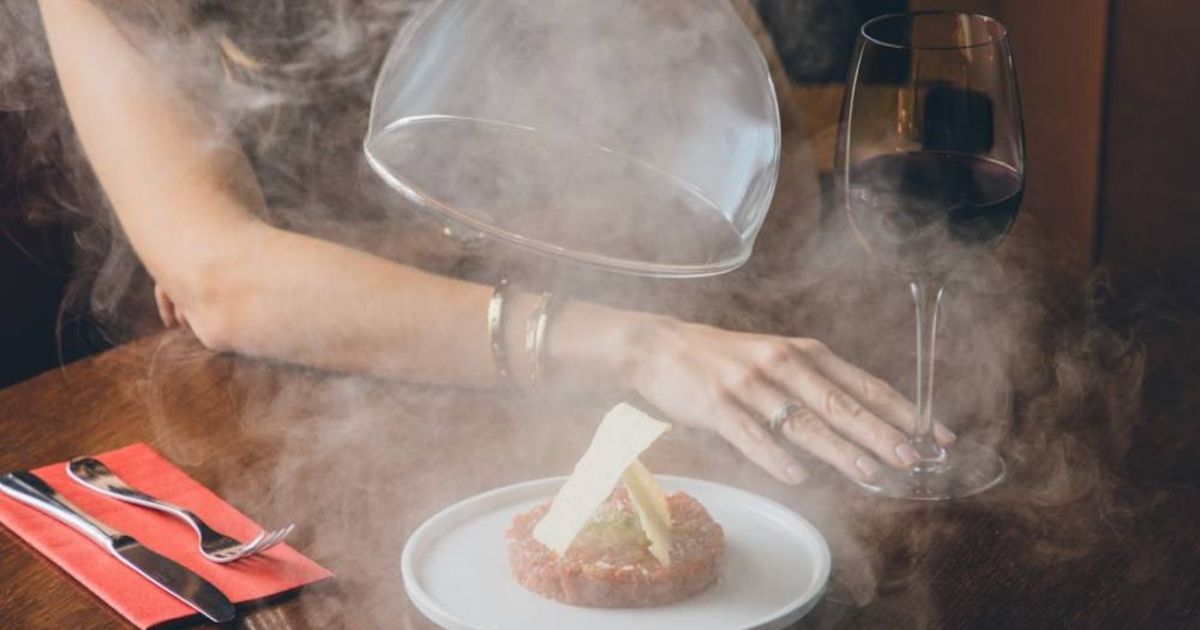 Tartar de vaca cortado a cuchillo y ahumado