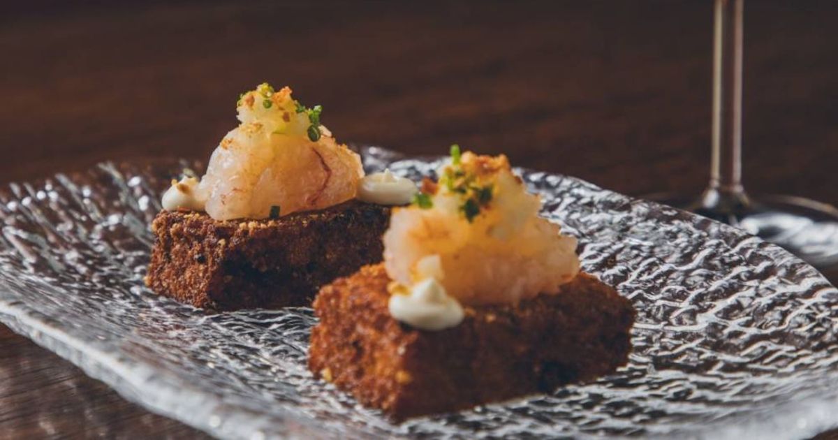 Lingotes de paella con tartar de gamba.