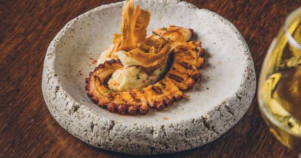 Pulpo a la brasa con ajada tradicional y puré de patatas