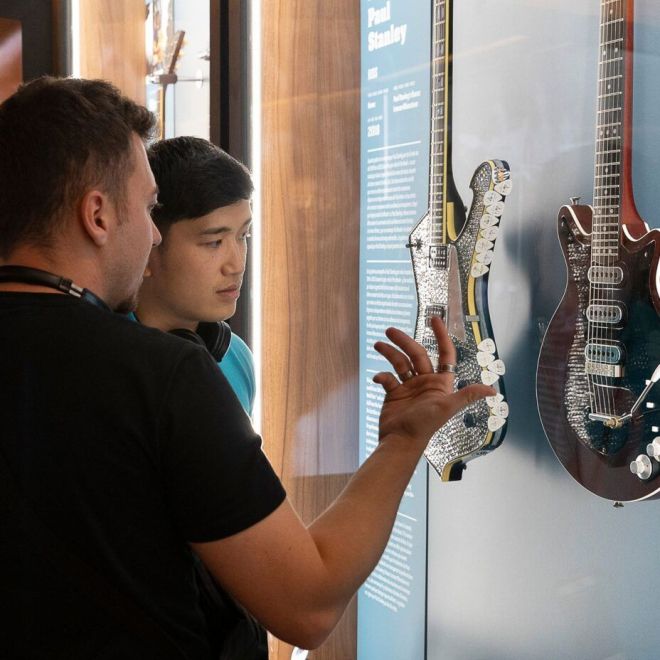 Guitarras expuestas en el Museo del Rock Guitarras expuestas en el Museo del Rock