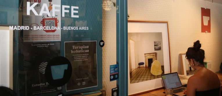 Una obra de arte en la cafetería Öss Kaffe © Eli Don / ACN