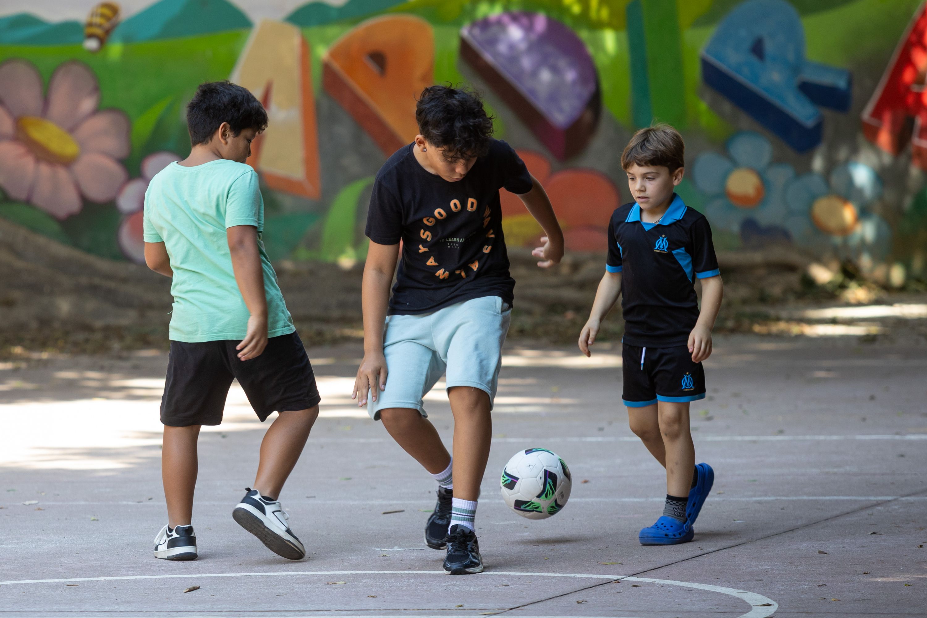 Niños jugando a la pelota. © Fundació La Caixa Niños jugando a la pelota. © Fundació La Caixa