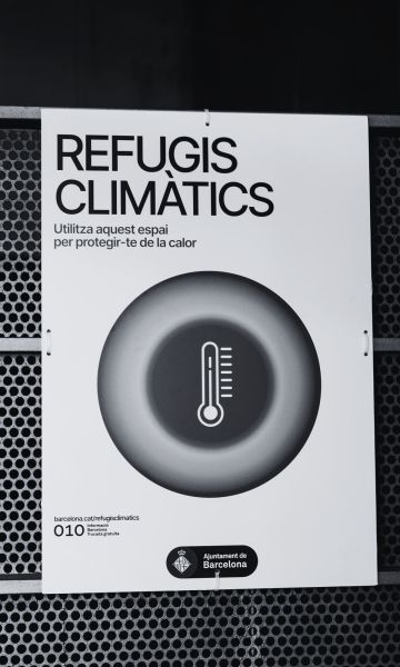 Cartel de refugio climático. © Lucas Amillano Cartel de refugio climático. © Lucas Amillano