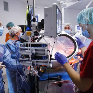 Trabajadores del proyecto fetaLife preparan la amnioshell para ser utilizada © Fundació ”la Caixa”