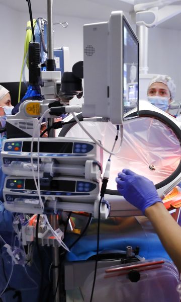 Trabajadores del proyecto fetaLife preparan la amnioshell para ser utilizada © Fundació ”la Caixa”