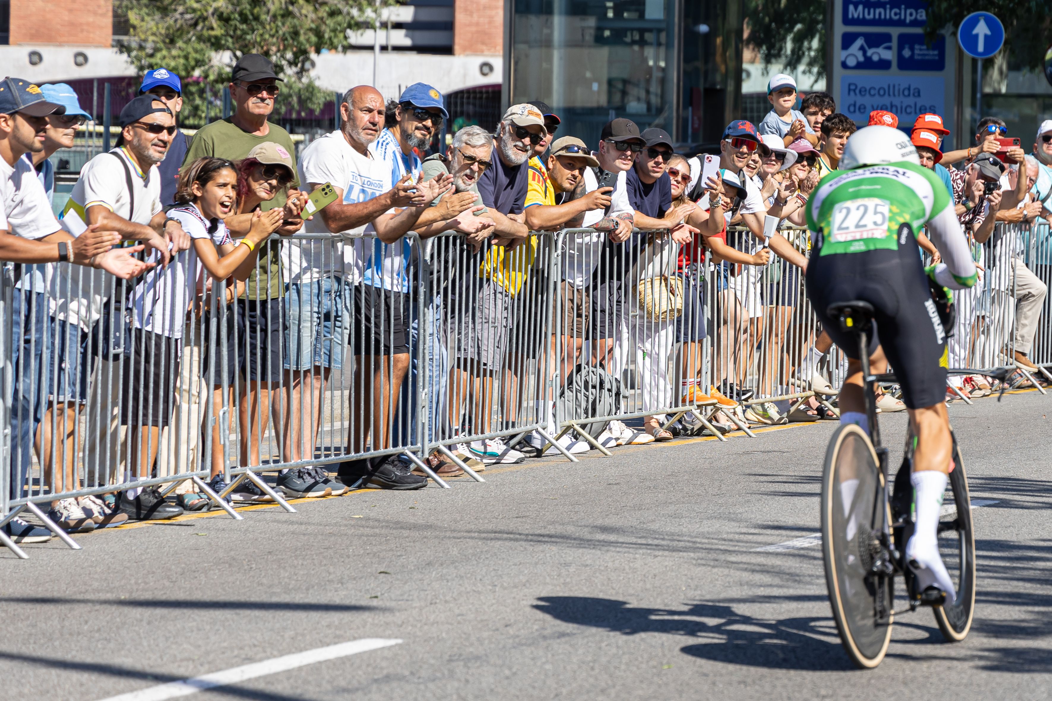Centenares de aficionados llenan las calles de la ciudad para animar a los ciclistas. © Àngel Bravo
