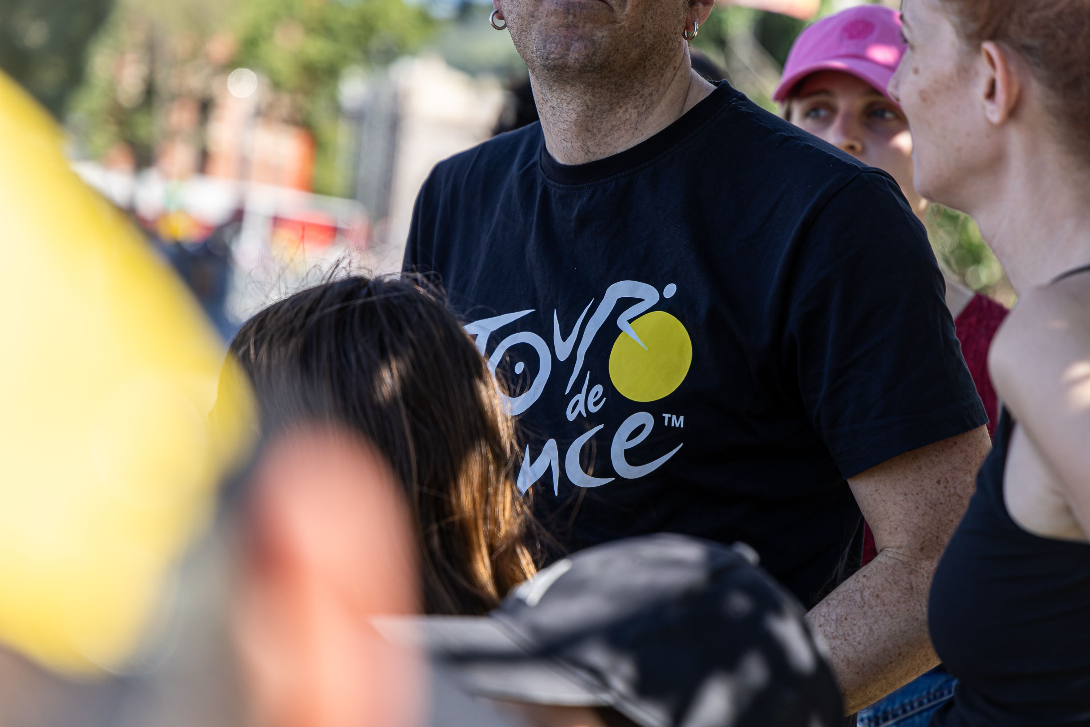Un aficionado con la camiseta del Tour. © Àngel Bravo