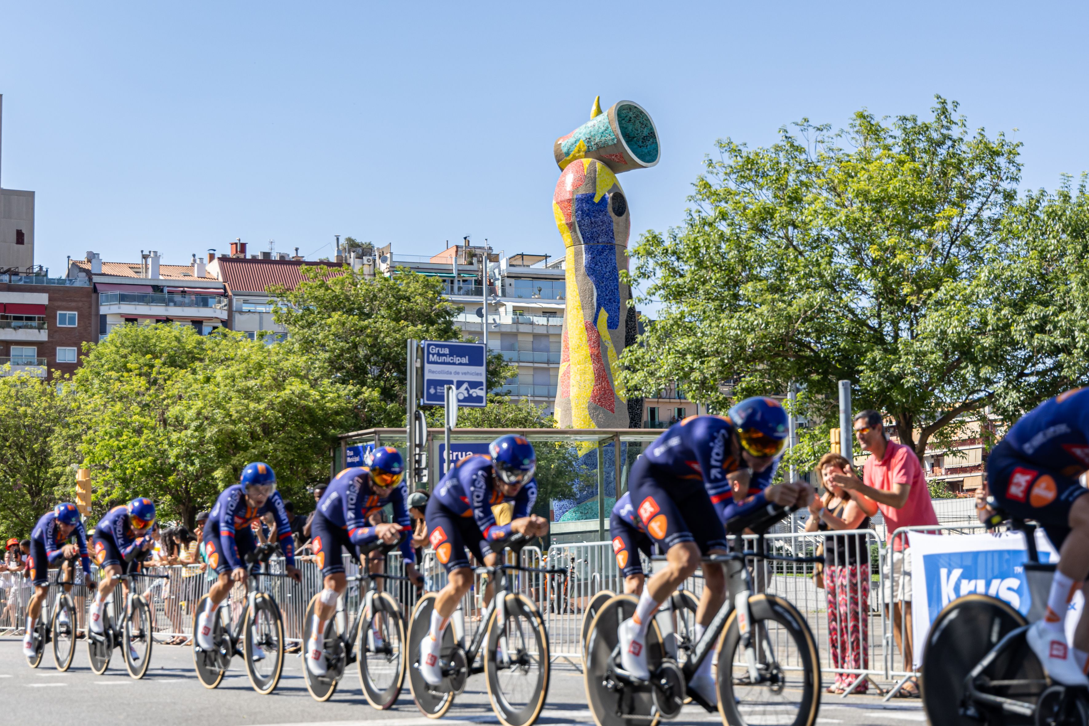 Ciclistas del Tour con la escultura "Mujer y pájaro" de Joan Miró de fondo. © Àngel Bravo