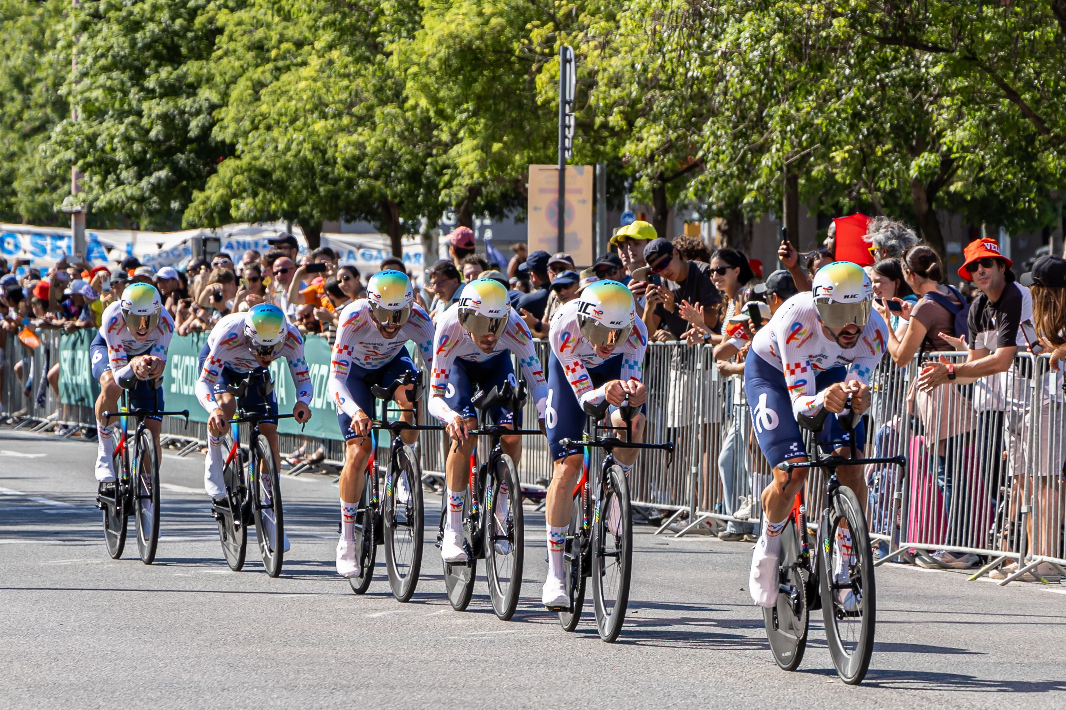 Uno de los equipos del Tour por las calles de la ciudad. © Àngel Bravo
