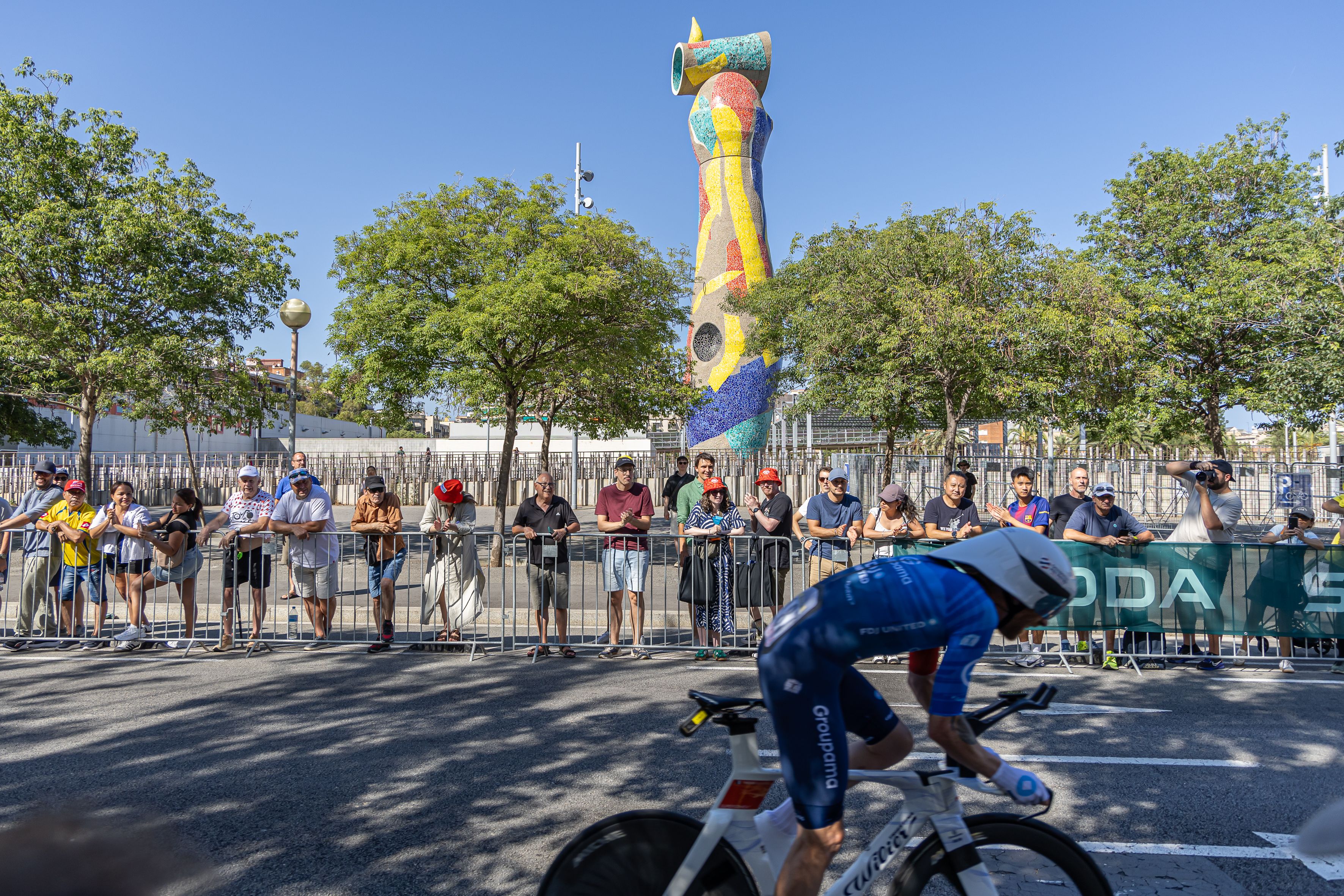 Ciclistas del Tour a su paso por el parque de Joan Miró, en Sants. © Àngel Bravo