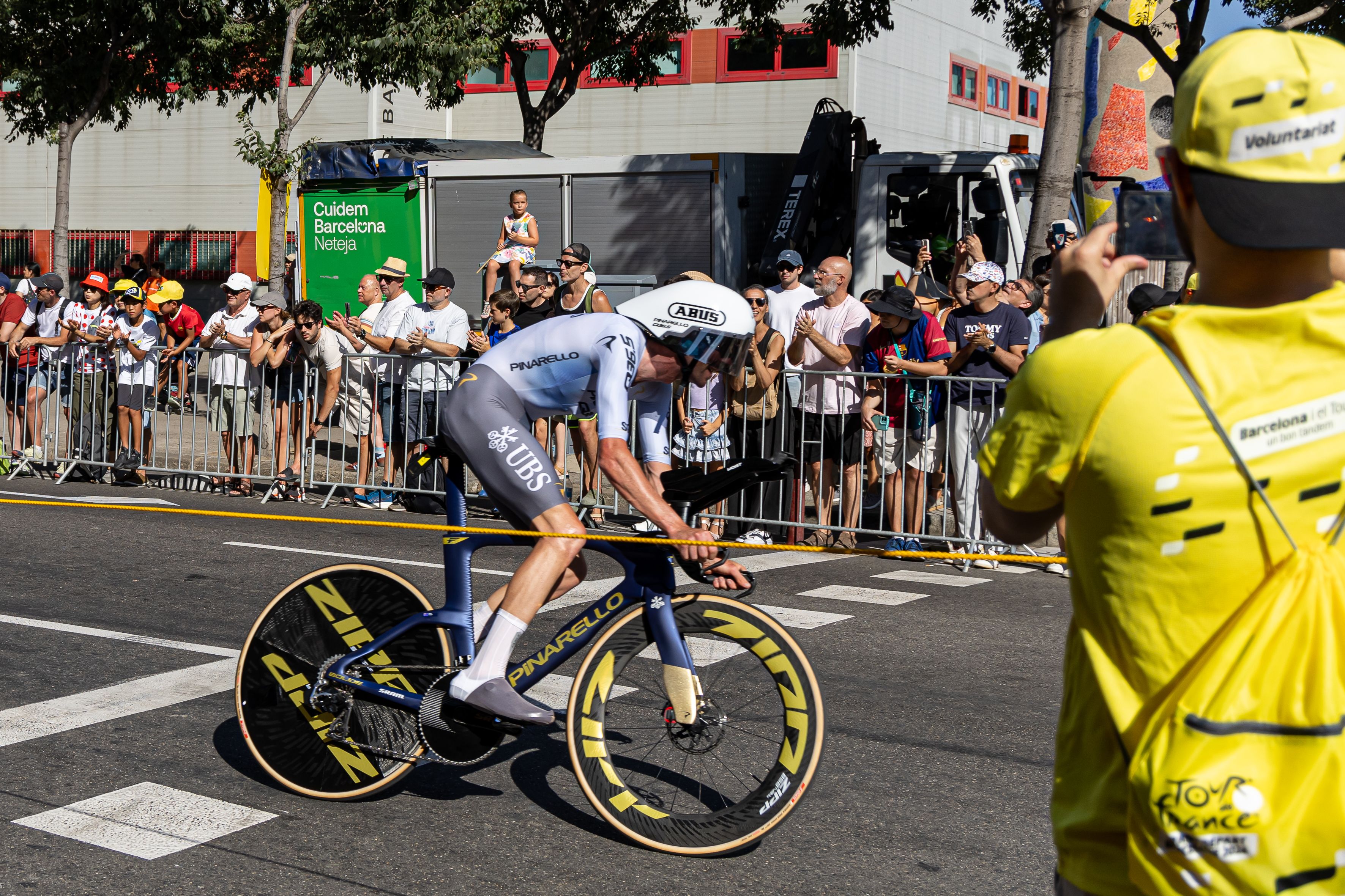 Público fotografiando a los equipos del Tour de Francia a su paso por el parque de Joan Miró. © Àngel Bravo