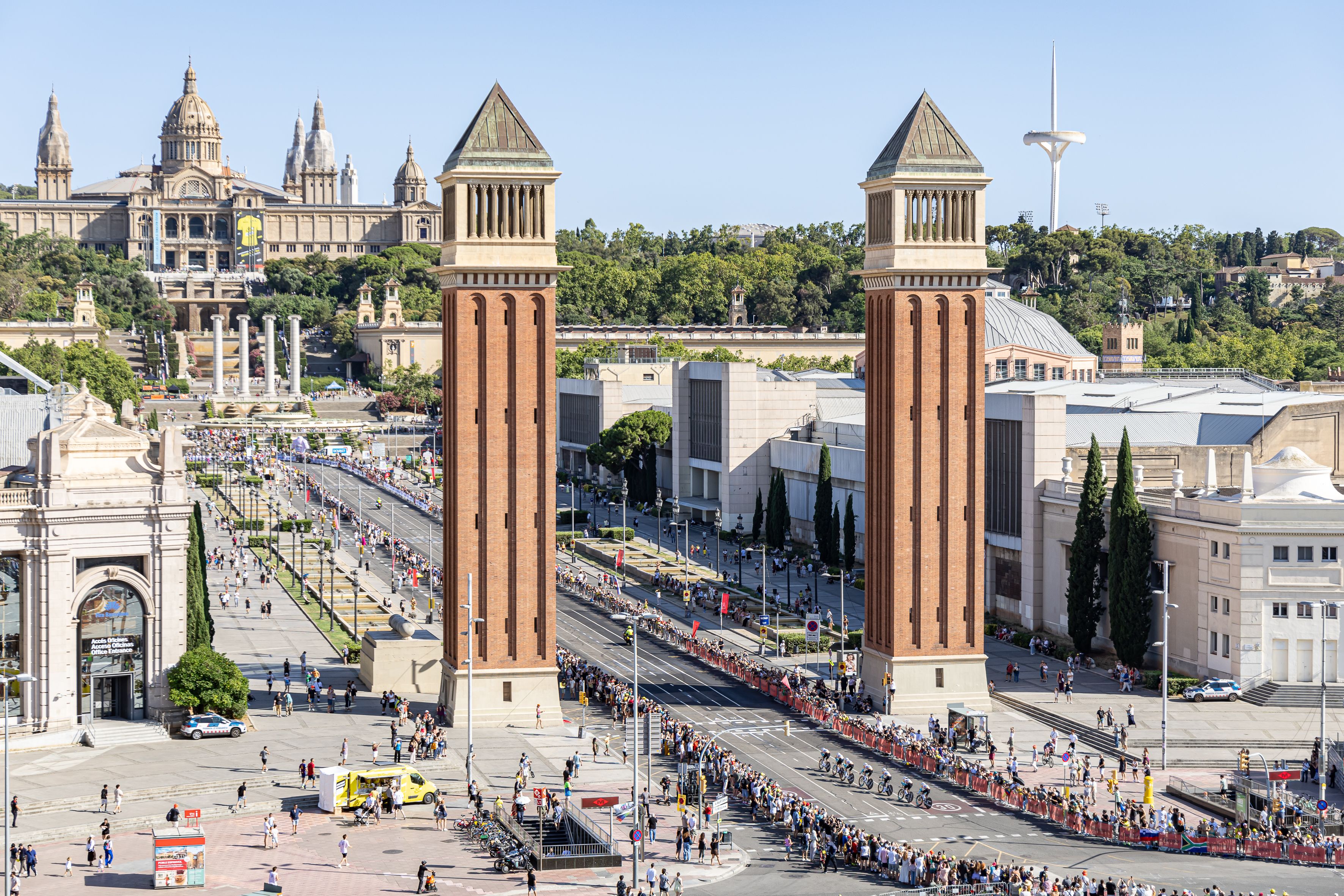 El tramo final del Tour de Francia en la plaza de España, antes de su ascenso a Montjuïc. © Àngel Bravo