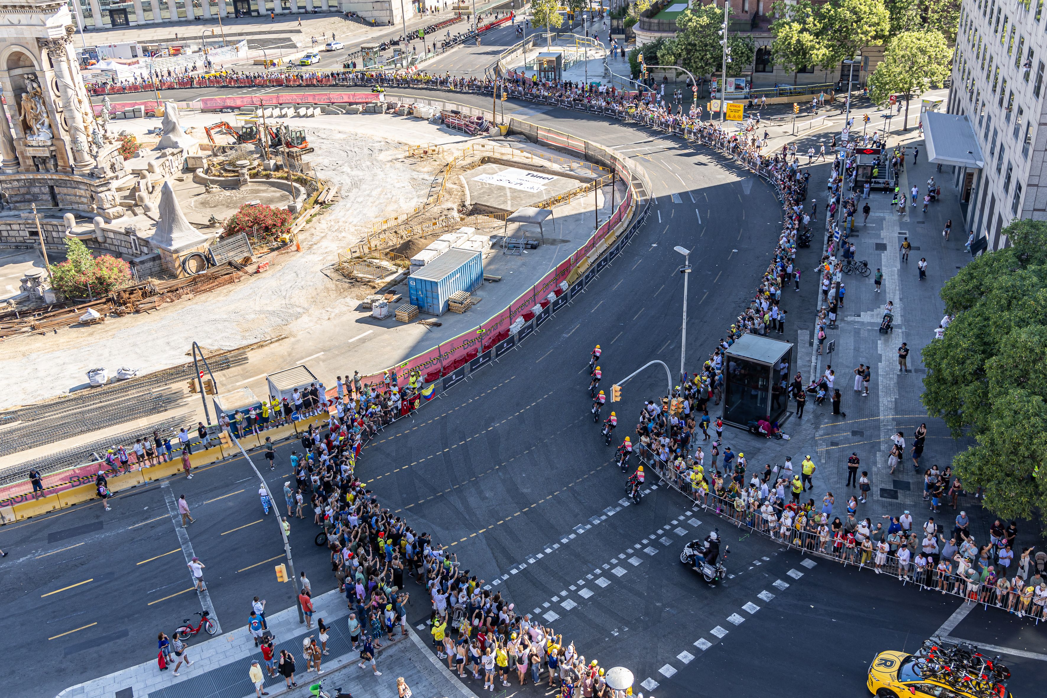 Los ciclistas a su paso por la plaza de España, con la plaza en obras. © Àngel Bravo