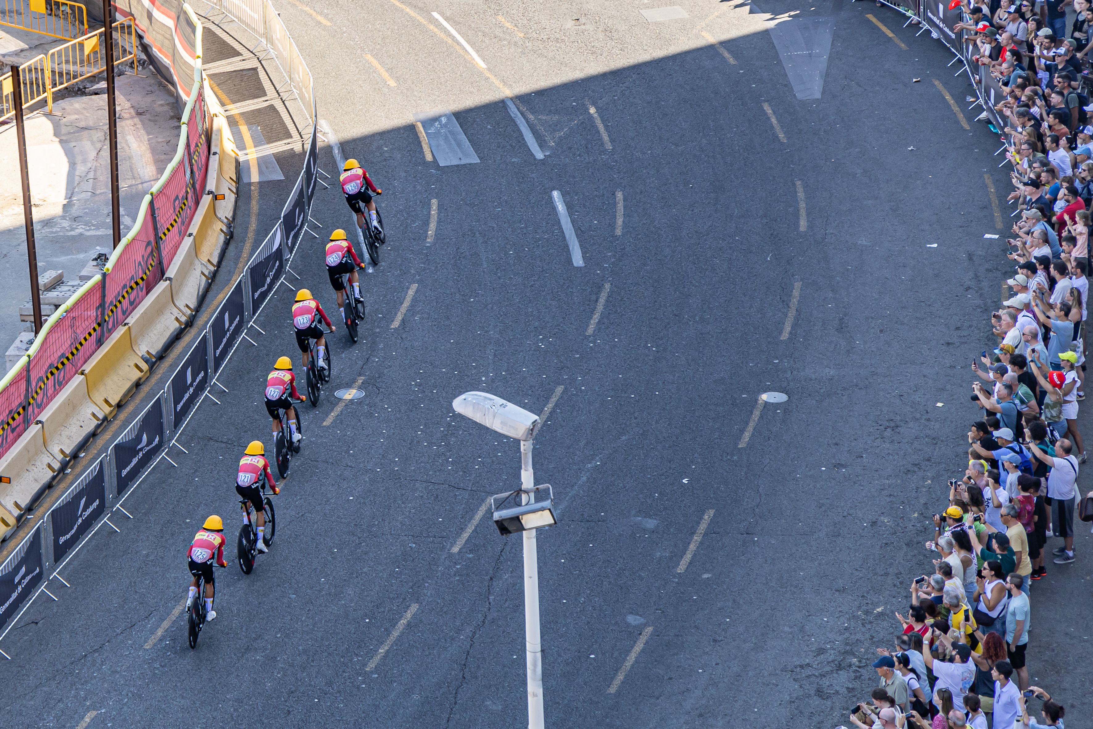 Ciclistas afrontando el tramo final de la primera etapa del Tour, en Barcelona. © Àngel Bravo