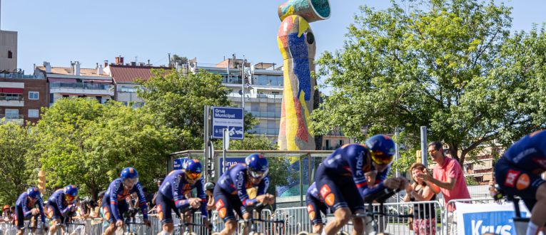 Centenares de aficionados llenan las calles de la ciudad para seguir el paso del Tour de Francia. 