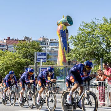 Centenares de aficionados llenan las calles de la ciudad para seguir el paso del Tour de Francia. 