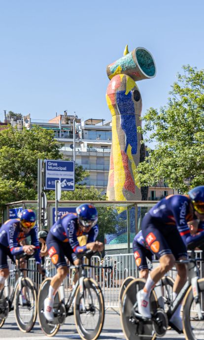 Centenares de aficionados llenan las calles de la ciudad para seguir el paso del Tour de Francia. Centenares de aficionados llenan las calles de la ciudad para seguir el paso del Tour de Francia.