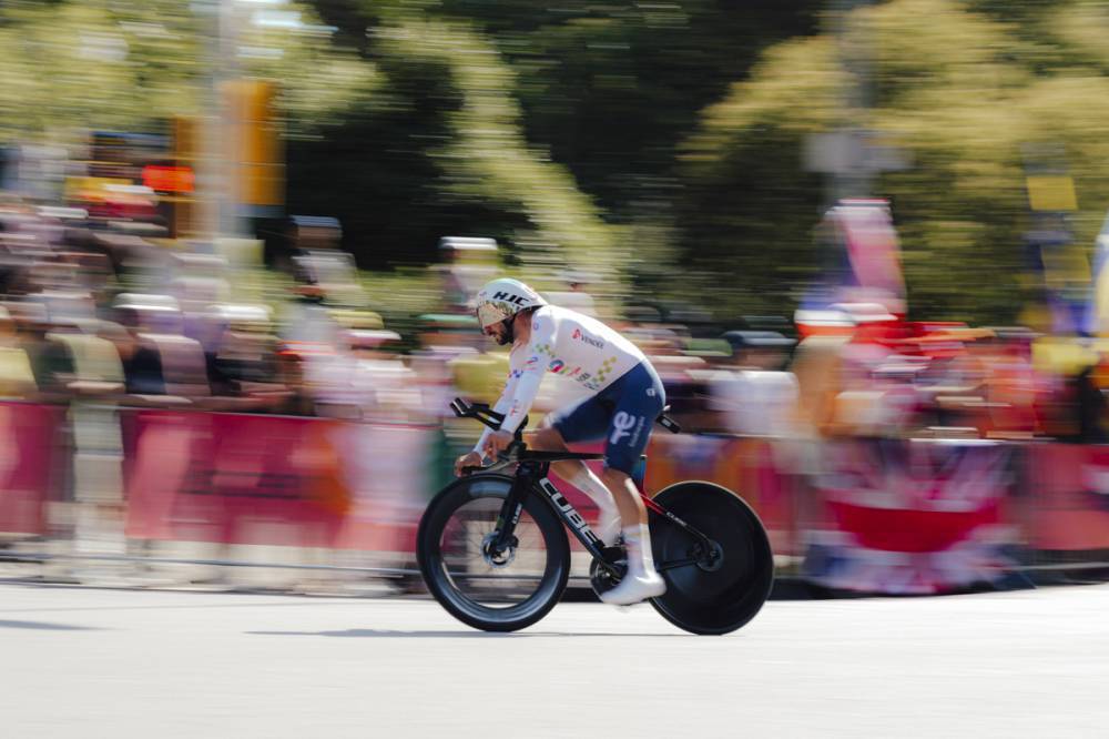 Uno de los ciclistas a su paso por las calles de la ciudad. © A.S.O. / Thomas Maheux