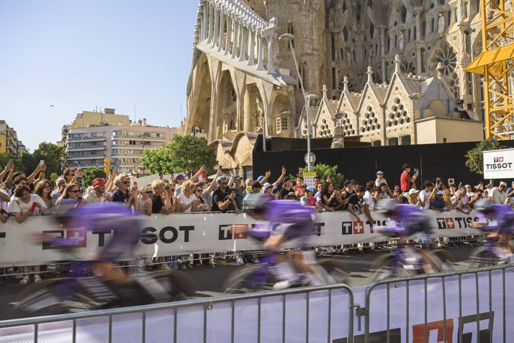 Aficionados al paso de los ciclistas por la Sagrada Familia. © A.S.O. / Charly López