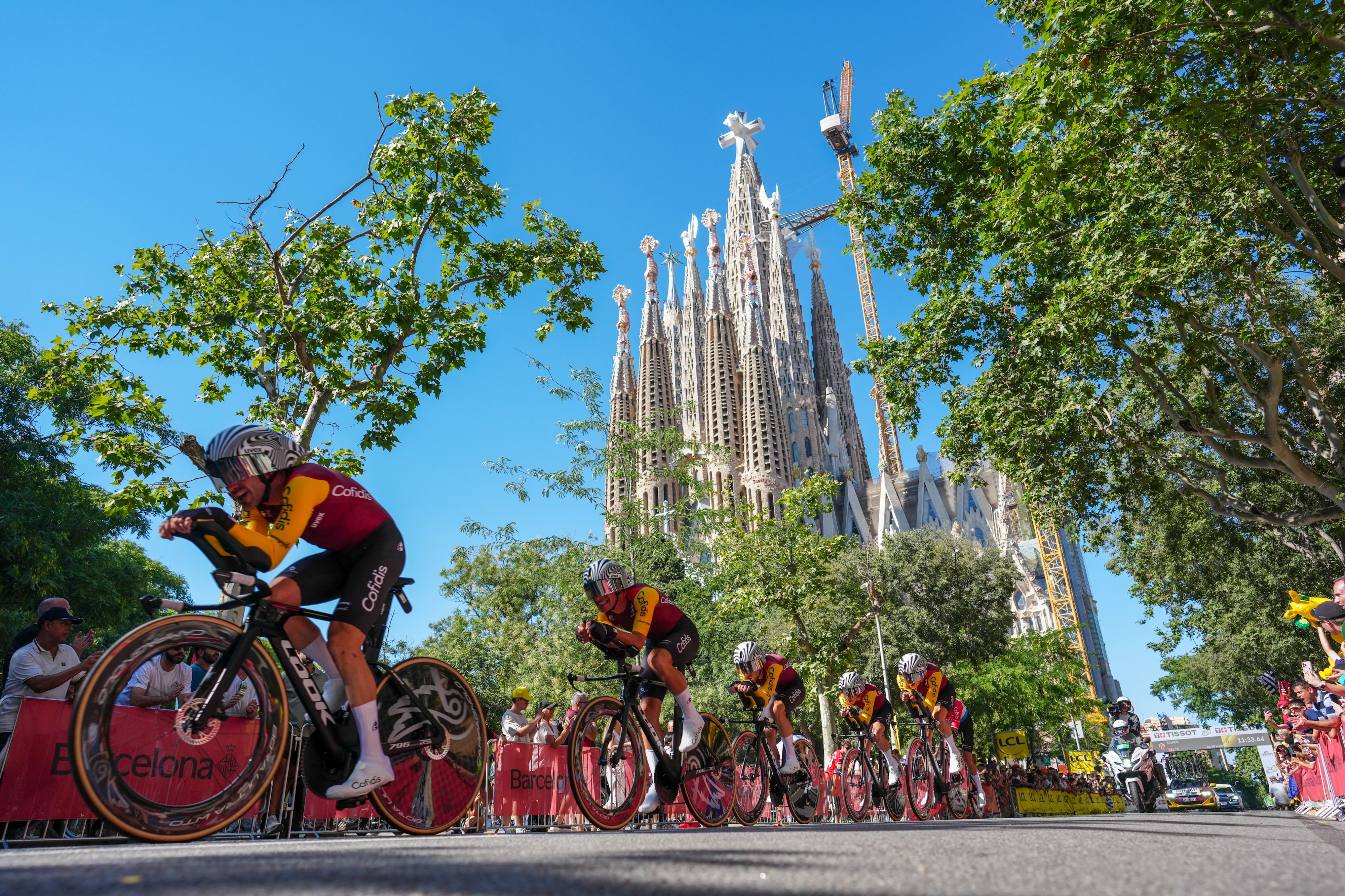 Ciclistes al seu pas per la Sagrada Família. © Joan Mateu Parra   ACN