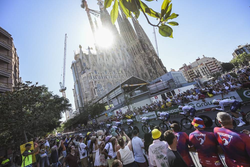 Aficionados y ciclistas en la Sagrada Familia. © A.S.O. / Charly López