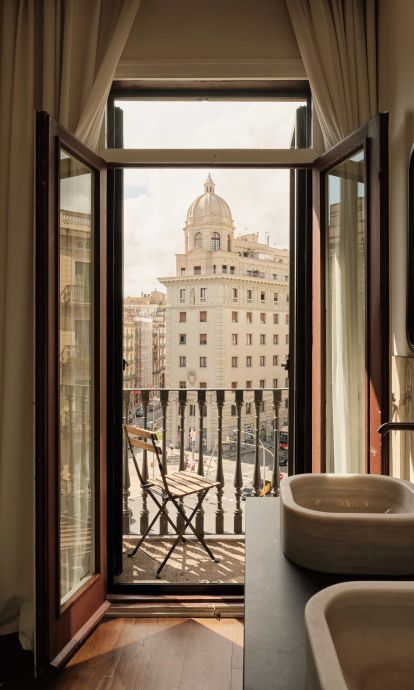 La confluencia de las calles Pelai, Balmes y Bergara vistas desde una habitación esquinera del hotel (Hotel Regina)