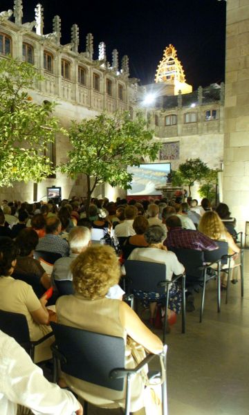 El Pati dels Tarongers acoge el Festival Internacional de Carilló. Cedida por la Generalitat de Catalunya. Fotógrafo: R. Moreno El Pati dels Tarongers acoge el Festival Internacional de Carilló. Cedida por la Generalitat de Catalunya. Fotógrafo: R. Moreno