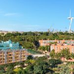 Montjuïc, con el nuevo edificio levantado en el barrio de Can Clos. © ADORAS Atelier Arquitectura