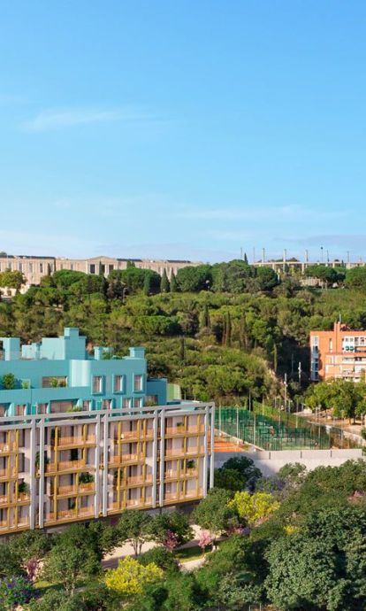 Montjuïc, con el nuevo edificio levantado en el barrio de Can Clos. © ADORAS Atelier Arquitectura Montjuïc, con el nuevo edificio levantado en el barrio de Can Clos. © ADORAS Atelier Arquitectura