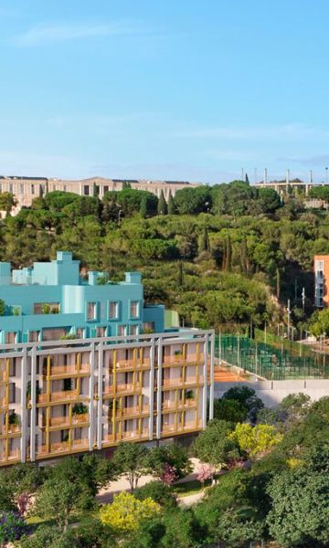 Montjuïc, con el nuevo edificio levantado en el barrio de Can Clos. © ADORAS Atelier Arquitectura Montjuïc, con el nuevo edificio levantado en el barrio de Can Clos. © ADORAS Atelier Arquitectura