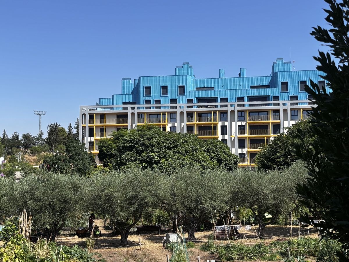 La fachada del nuevo edifcio de Can Clos desde los huertos La fachada del nuevo edifcio de Can Clos desde los huertos