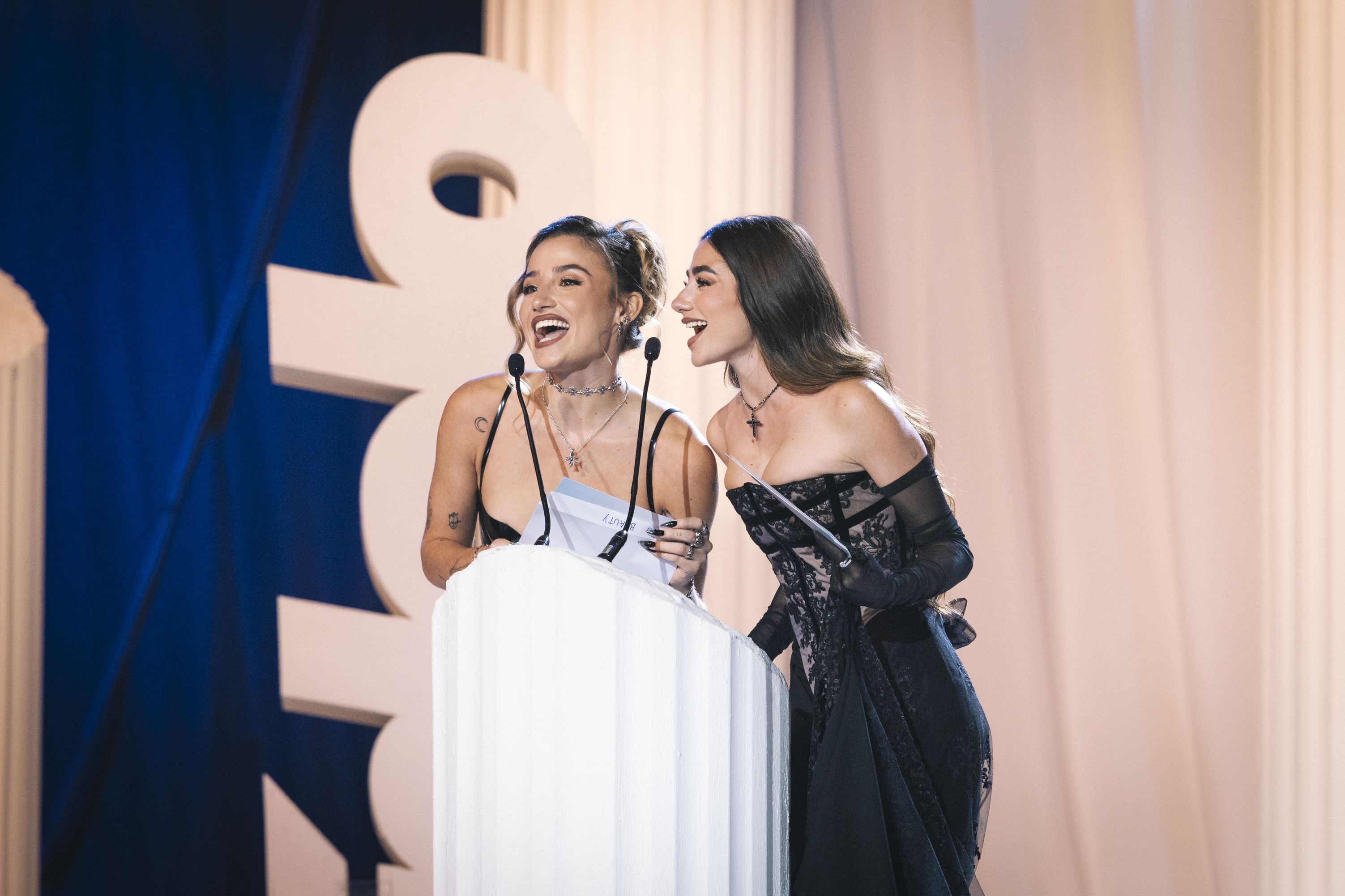 Les germanes influencers Lola Lolita i Sofía Surferss als Premis Ídolo 2025 © Brava_Es Les germanes influencers Lola Lolita i Sofía Surferss als Premis Ídolo 2025 © Brava_Es