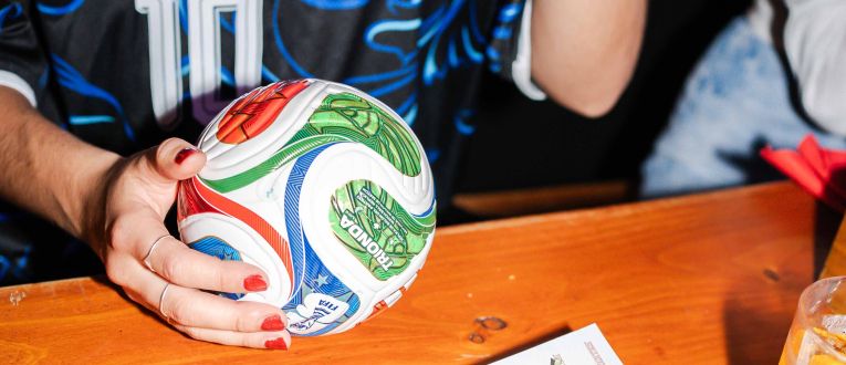 Aficionada siguiendo el Mundial en el bar deportivo Red Garter. © Red Garter Aficionada siguiendo el Mundial en el bar deportivo Red Garter. © Red Garter