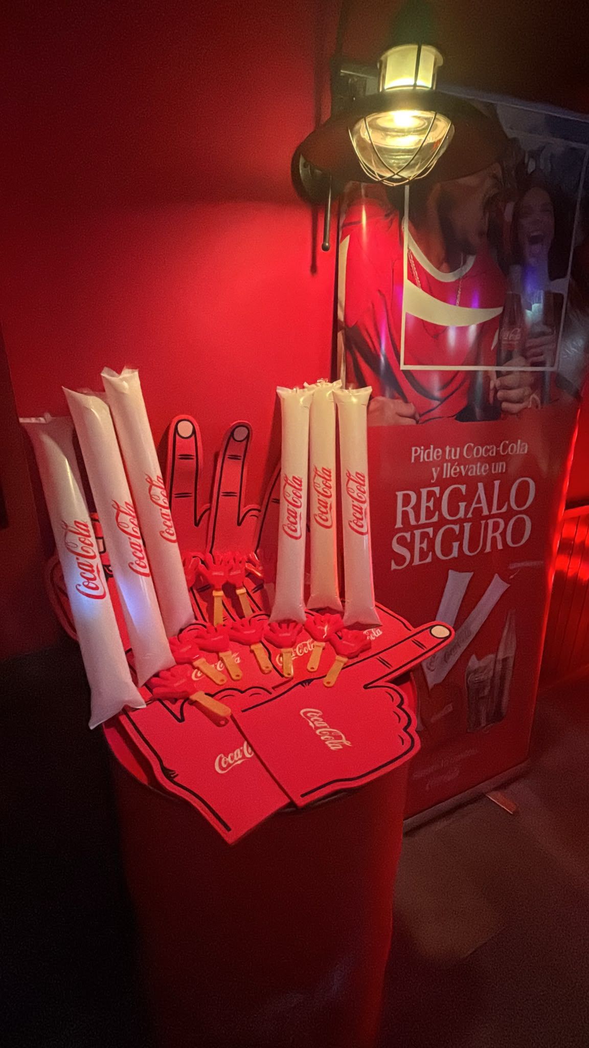 Red Garter también ha lanzado promociones especiales con marcas como Coca-Cola, que regalaba objetos para seguir el partido.