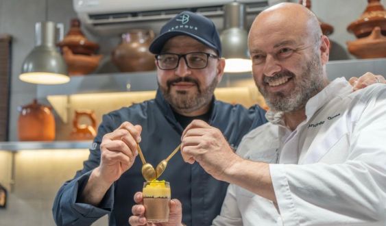 Andrés Torres y Antonio Bachour presentan el postre que han creado conjuntamente para recaudar fondos y ayudar a los venezolanos afectados por los terremotos.