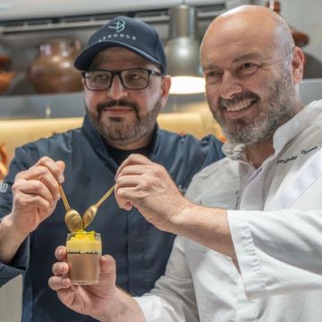 Andrés Torres y Antonio Bachour presentan el postre que han creado conjuntamente para recaudar fondos y ayudar a los venezolanos afectados por los terremotos. Andrés Torres y Antonio Bachour presentan el postre que han creado conjuntamente para recaudar fondos y ayudar a los venezolanos afectados por los terremotos.