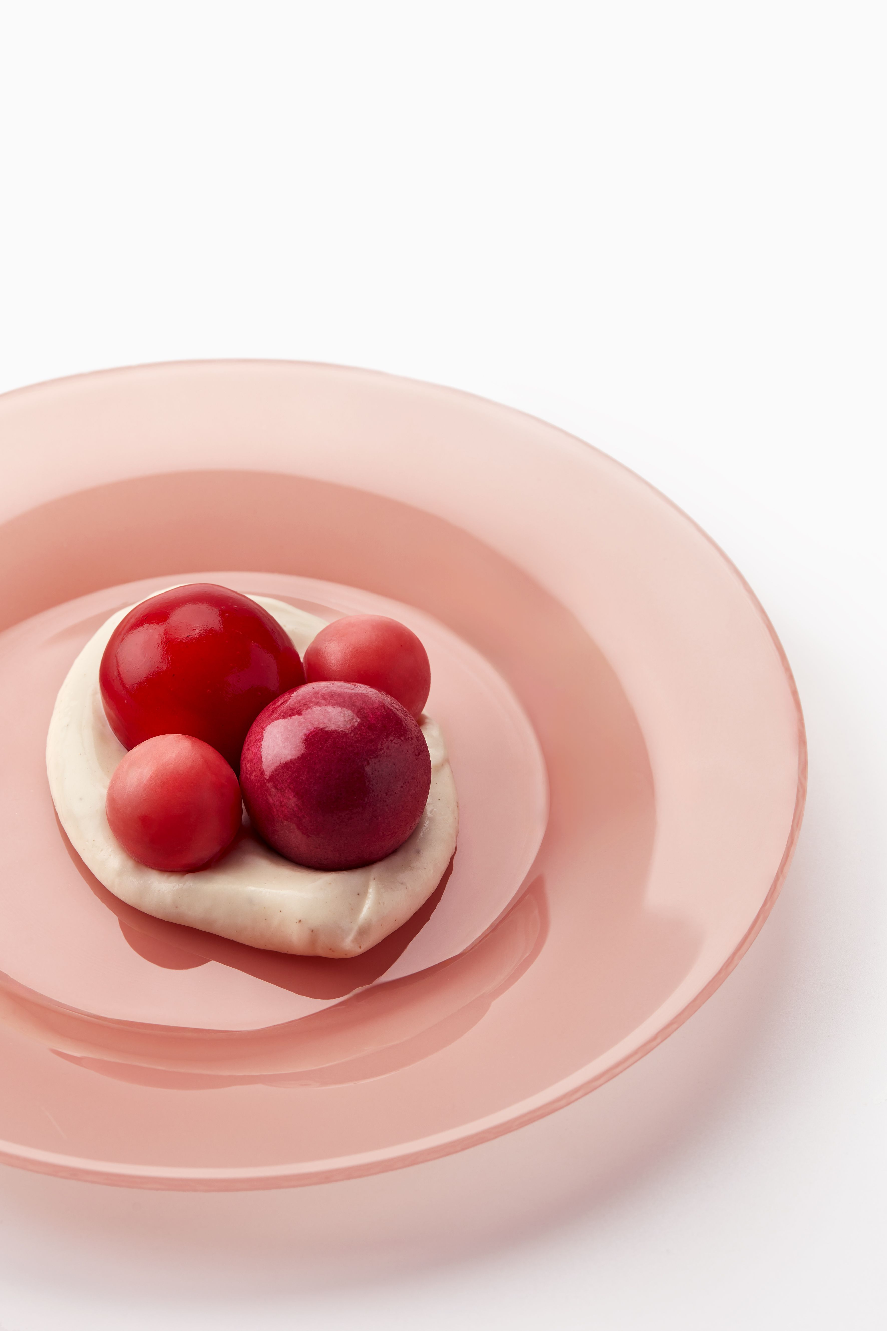 Plato de fresas de Alejandro Serrano, chef que ha dado una dimensión solidaria al nacimiento de Nexo Rosa.