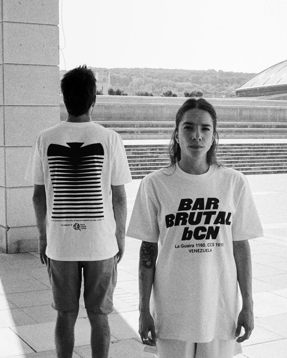 Samarreta solidària creada per Junior Martínez en homenatge a l’artista veneçolà Gerd Leufert, en venta al web del Bar Brutal.