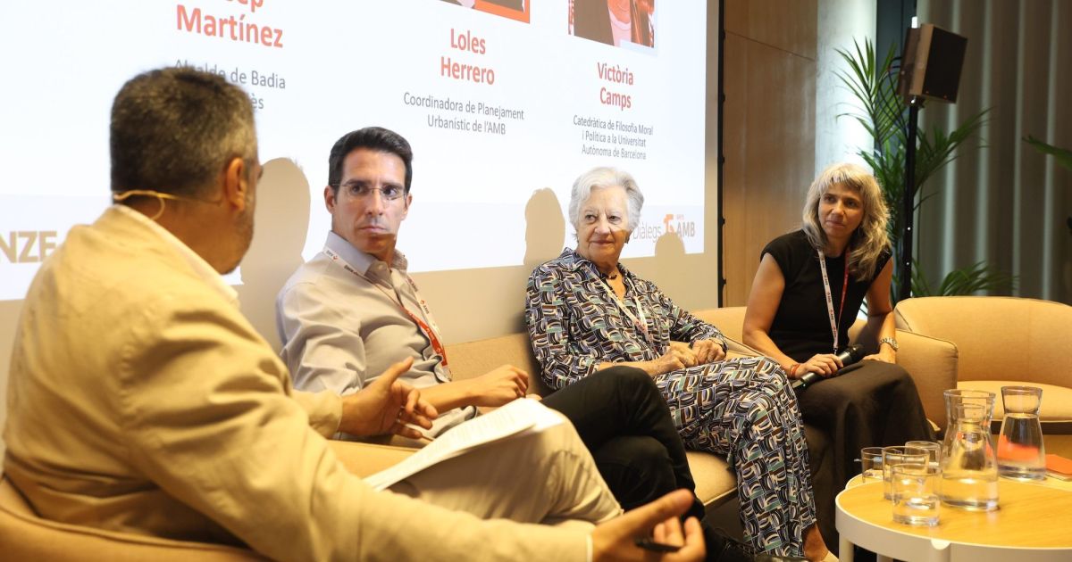 Mesa redonda con Josep Martínez, Loles Herrero y Victòria Camps por Oscar Giralt