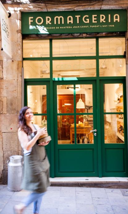 Diana Castell delante de Casa Castro. © Verònica Hansen