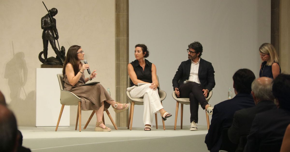 Alícia Romero, Ignasi Beltran de Heredia y Jennifer Ruiz-Valenzuela en una mesa redonda. © Maria Asmarat / ACN Alícia Romero, Ignasi Beltran de Heredia y Jennifer Ruiz-Valenzuela en una mesa redonda. © Maria Asmarat / ACN