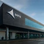 La zona intermodal de la T2 vista ya son la pasarela que la une a la estación de tren. El ferrocarril llega ahora al sótano de este edificio que será reformado © Aena